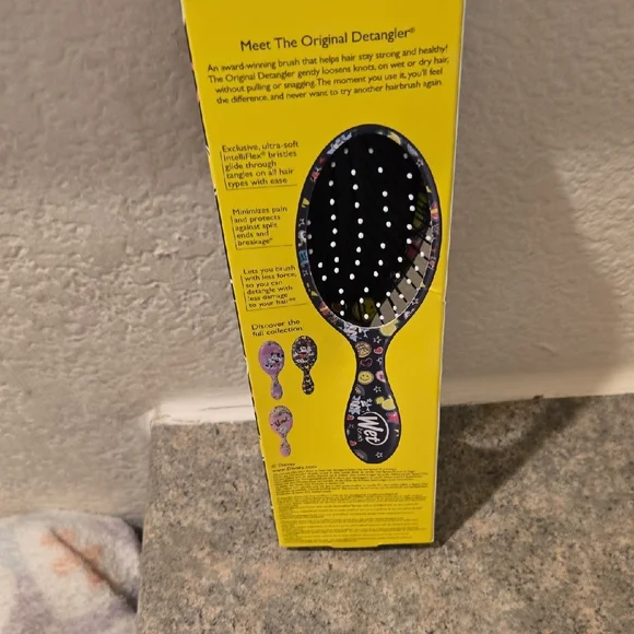 Disney Wet Brush with Mickey Mouse Design - Black and Colorful Accents New - Picture 2 of 3